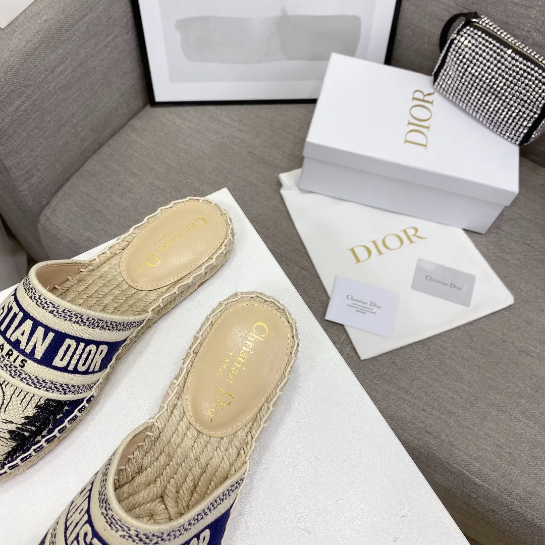 👟👟Ex-factory price 400👟👟 If the top version (original embroidery is done one to one) is cheaper, please avoid Dior | Dior ²⁰²¹𝐬𝐬🧡💚2021 early spring new products top version ⚠️The counter features the latest fisherman shoe series, hard goods are new🆕❥purchase level! Full of high-end feel! A popular model among bloggers at home and abroad, it’s retro and fashionable and looks amazing on your feet! Mainly recommended model on the official website ★━━━━━ ЅᏇєєt ━━━━━▪️ Upper: Original copy of pure cotton thread ➕ Three-dimensional electric embroidery ▪️ Lining: Imported water-dyed sheepskin lining ▪️ Outsole: Original handmade hemp rope combination wear-resistant rubber outsole ▪️ Shoe size: 35-39 (40 is custom-made and cannot be returned or exchanged) ▪️